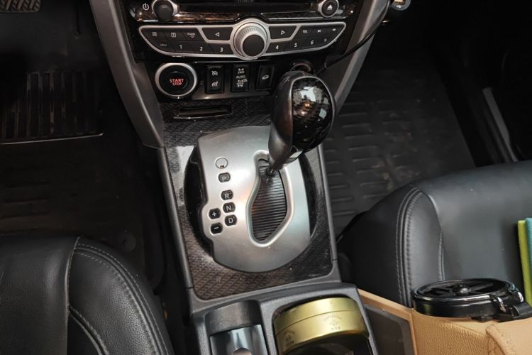 雷诺 科雷傲(进口) 2010款 2.5L 四驱舒适型中控内饰18