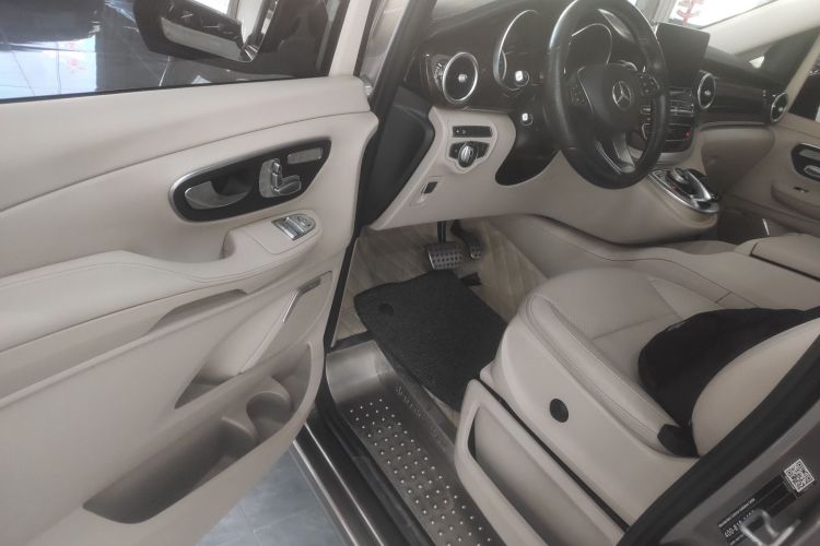 奔驰V级 2017款 V 260 尊贵版中控内饰20