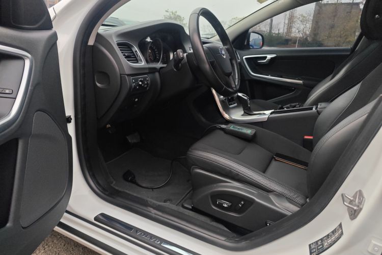 沃尔沃S60 2016款 S60L T3 智行版中控内饰20