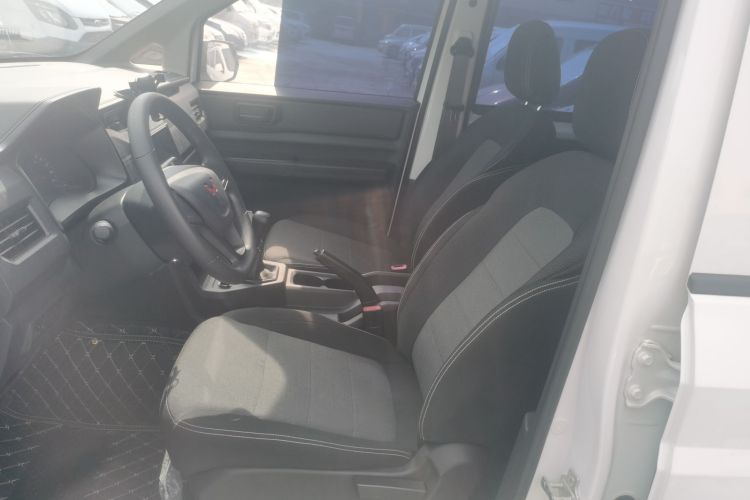 五菱汽车 五菱宏光PLUS 2020款 1.5L 手动标准型 5座局部细节19