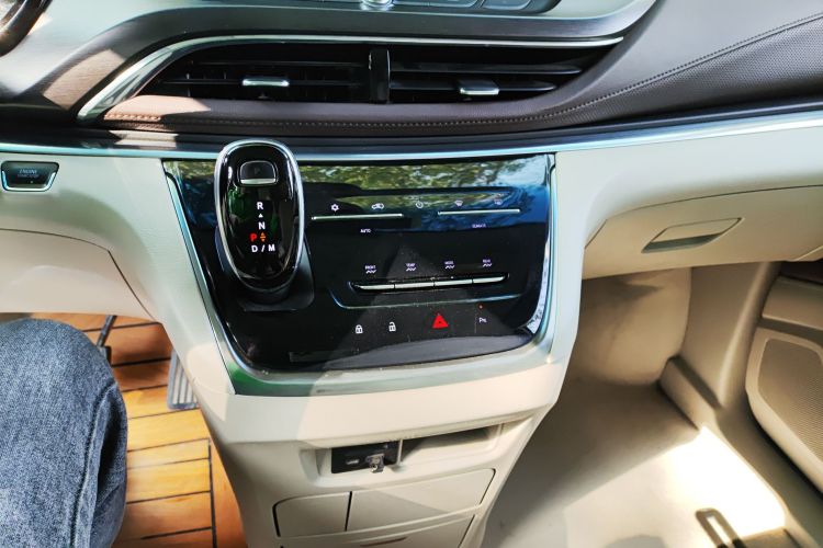 别克GL8 2020款 陆上公务舱 652T 豪华型中控内饰18