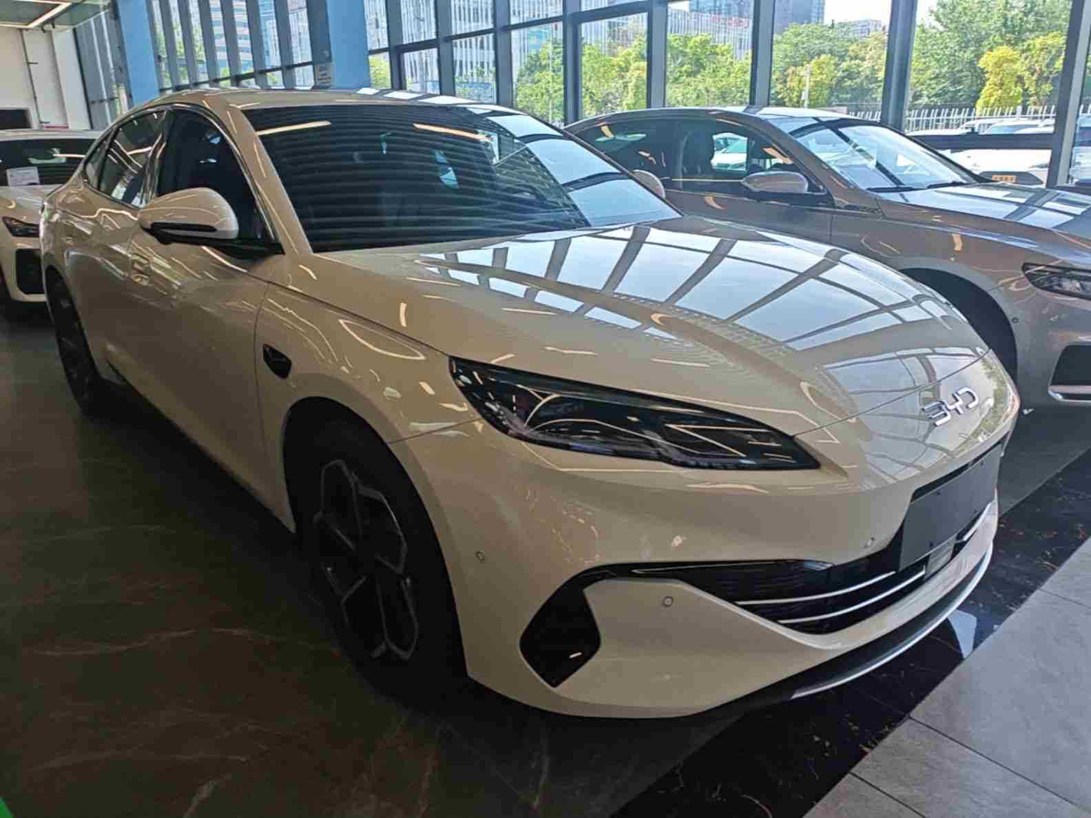 车辆右前45度外观展示