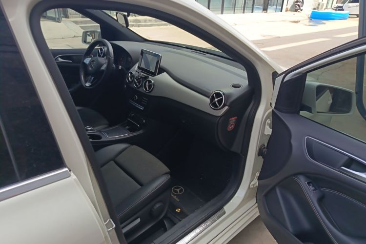 奔驰B级 2015款 B 200 动感型局部细节9005