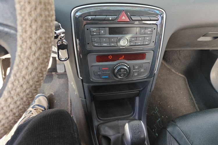 标致308 2014款 乐享版 经典 1.6L 手动风尚型中控内饰16