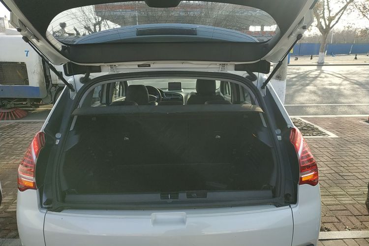 标致3008 2015款 1.6THP 自动经典版机舱底盘23