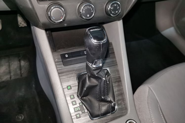 斯柯达 明锐 2015款 1.6L 自动逸俊版中控内饰18