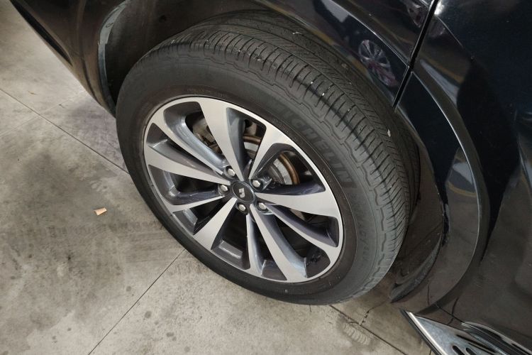 理想汽车 理想ONE 2020款 增程6座版车身外观6008