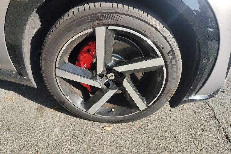 小米汽车 小米YU7 2025款 超长续航高性能四驱Max版车身外观10