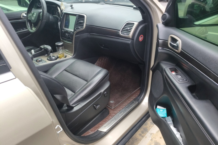 Jeep 大切诺基(进口) 2014款 3.6L 精英导航版局部细节9005