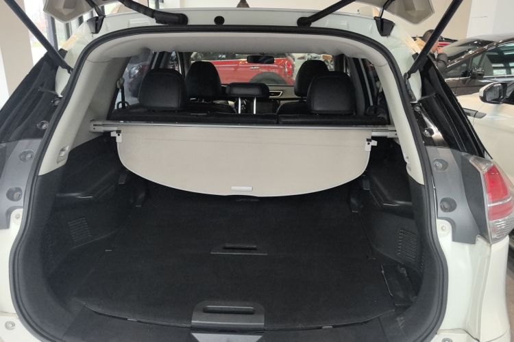 日产 奇骏 2015款 2.0L CVT舒适MAX版 2WD机舱底盘23