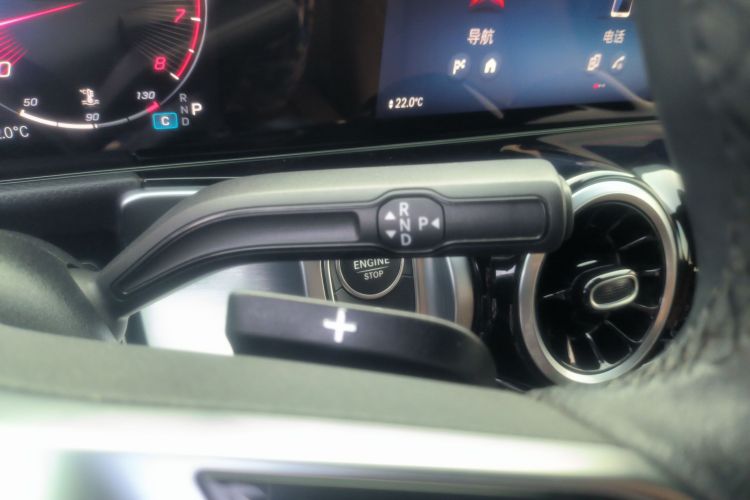 奔驰GLB 2024款 改款 GLB 200 动感型中控内饰18