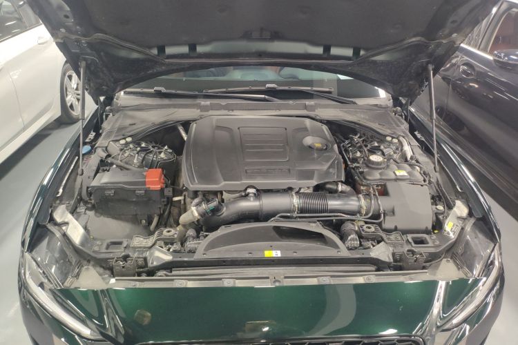 捷豹XEL 2024款 2.0T 250PS R-DYNAMIC S耀黑运动版机舱底盘24