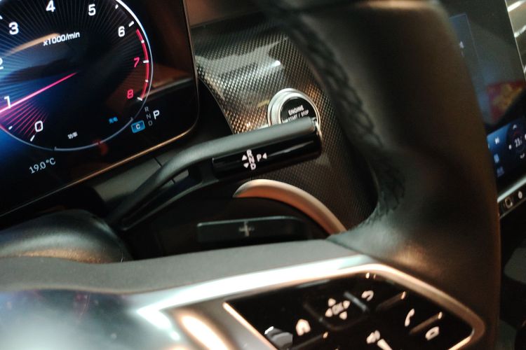 奔驰GLC 2023款 改款 GLC 260 L 4MATIC 动感型 5座中控内饰18