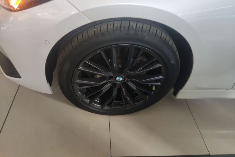 宝马3系 2024款 325i M运动曜夜套装车身外观6007