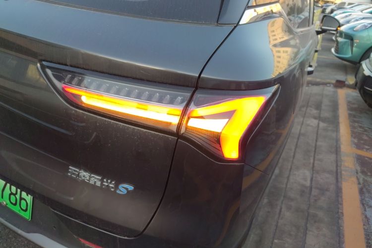 五菱汽车 五菱星光S 2024款 130km 旗舰型车身外观9