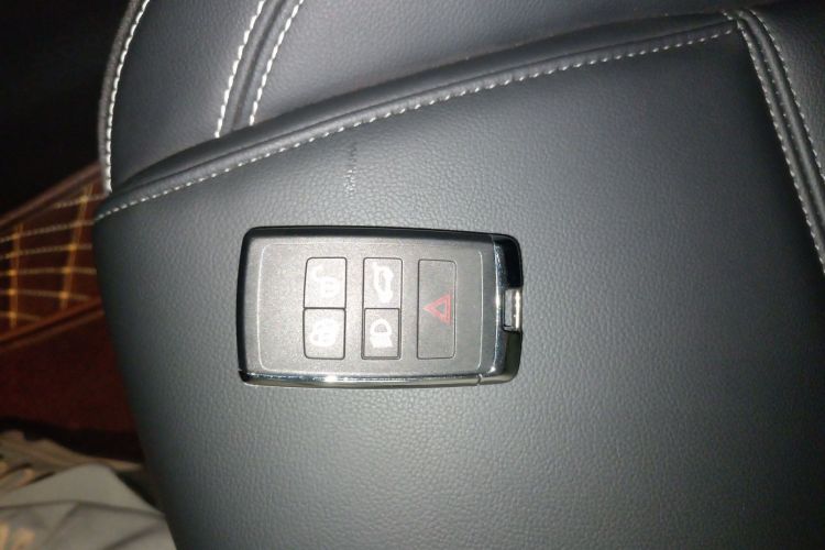 捷豹E-PACE 2024款 耀黑运动版 R-DYNAMIC SE BLACK中控内饰11