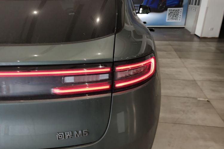 鸿蒙智行 问界M5 2022款 增程四驱至臻版车身外观9