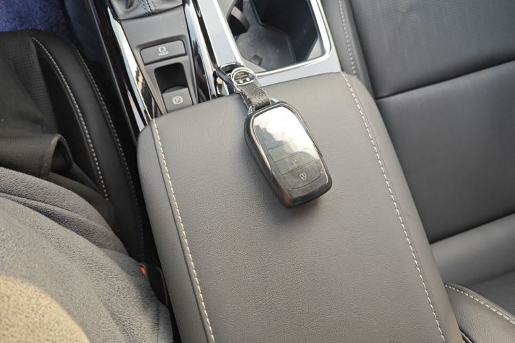 丰田 凯美瑞 2024款  双擎 2.0HG 尊贵版中控内饰7001