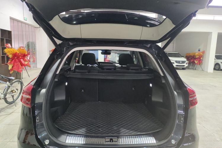 红旗HS5 2022款 改款 2.0T 智联旗享版机舱底盘23