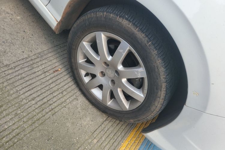 标致308 2014款 乐享版 经典 1.6L 手动风尚型车身外观10