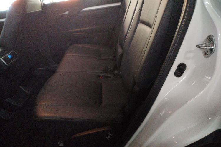 丰田 汉兰达 2018款 2.0T 四驱尊贵版 7座 国VI中控内饰7004