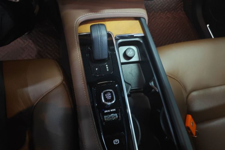 沃尔沃XC90 2021款 B6 智逸豪华版 7座中控内饰18