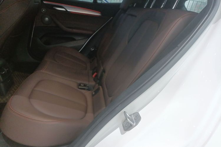 宝马X2 2022款 sDrive25i 曜夜版中控内饰21