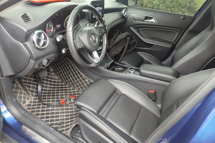 奔驰GLA 2018款 GLA 200 动感型中控内饰19