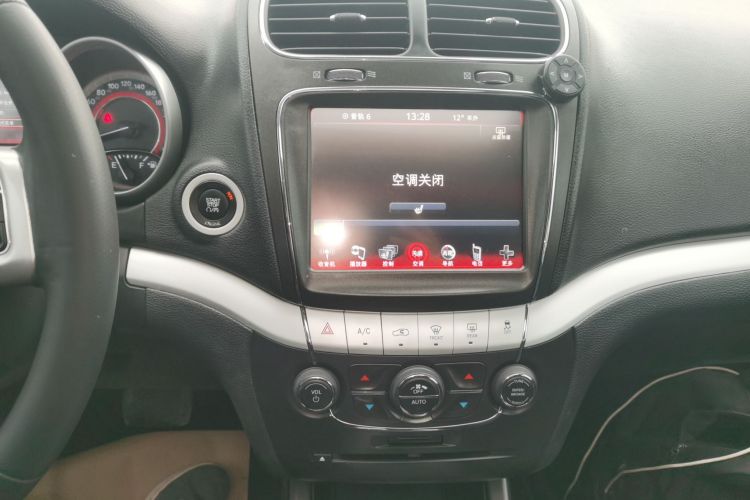道奇 酷威 2015款 2.0TD 四驱尊尚版中控内饰16