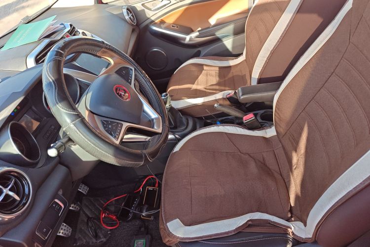 比亚迪 元 2016款 1.5L 手动尊贵型中控内饰19