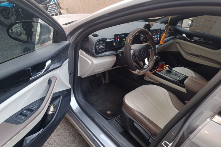 比亚迪 秦PLUS 2024款 荣耀版 DM-i 55KM领先型中控内饰20