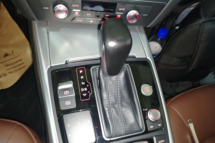 奥迪A6L 2018款 30周年年型 45 TFSI quattro 运动型中控内饰18