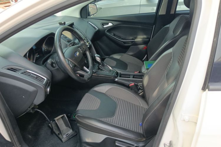 福特 福克斯 2017款 三厢 1.6L 自动风尚型智行版中控内饰19