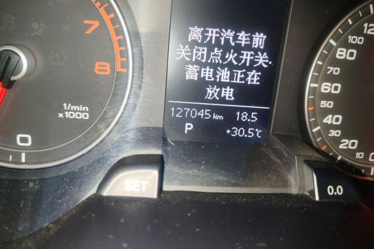 奥迪A4L 2013款 35 TFSI 自动标准型中控内饰15