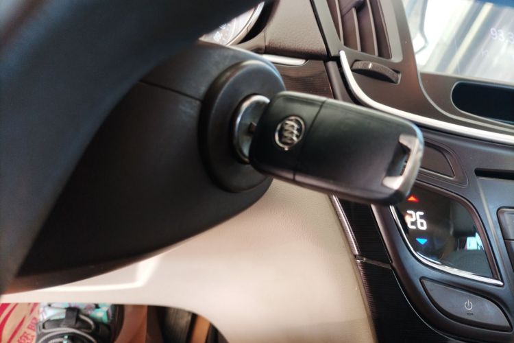 别克 君威 2014款 2.0L 领先时尚型中控内饰11