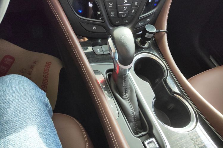 别克 昂科威 2021款 532T 两驱精英型中控内饰18