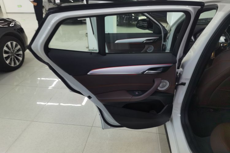 宝马X2 2021款 改款 sDrive25i 曜夜版中控内饰49