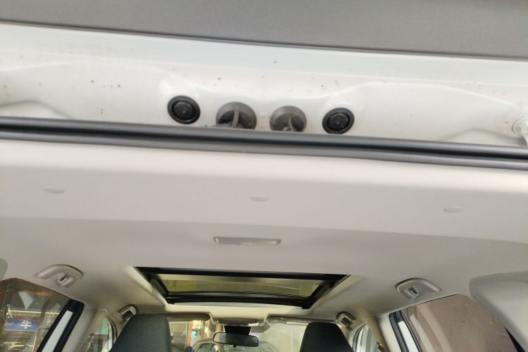 丰田 威兰达 2024款 双擎 2.5L E-CVT两驱豪华PLUS版局部细节22