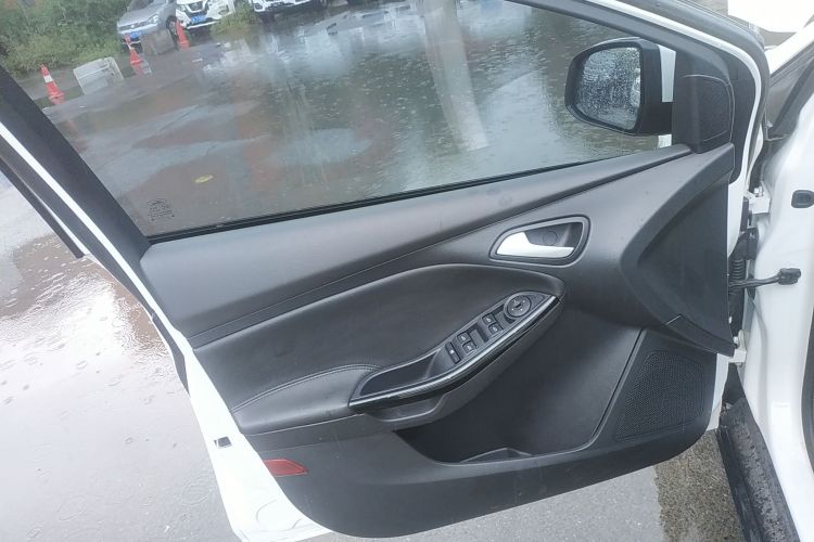 福特 福克斯 2012款 三厢 1.6L 自动风尚型中控内饰47