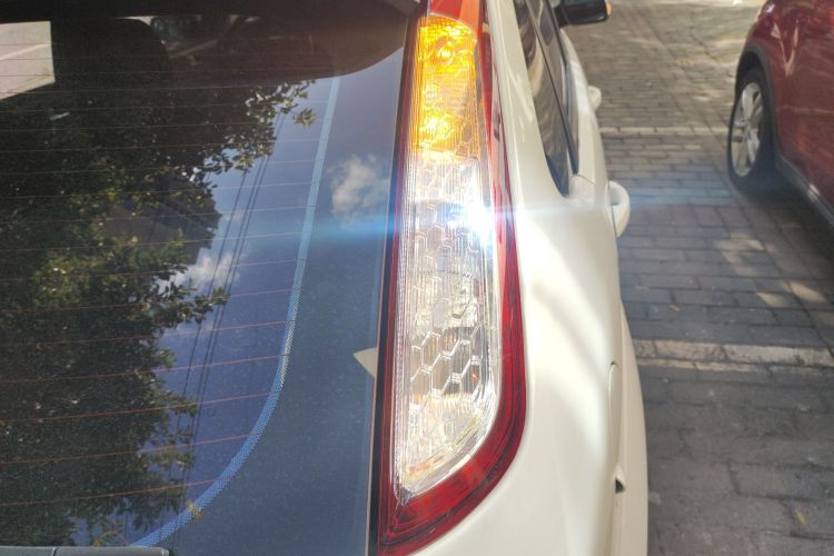 福特 福克斯 2013款 两厢经典 1.8L 自动基本型车身外观9