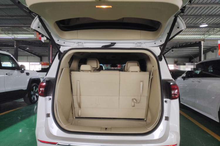 别克GL8 2023款 ES陆尊 豪华型机舱底盘23