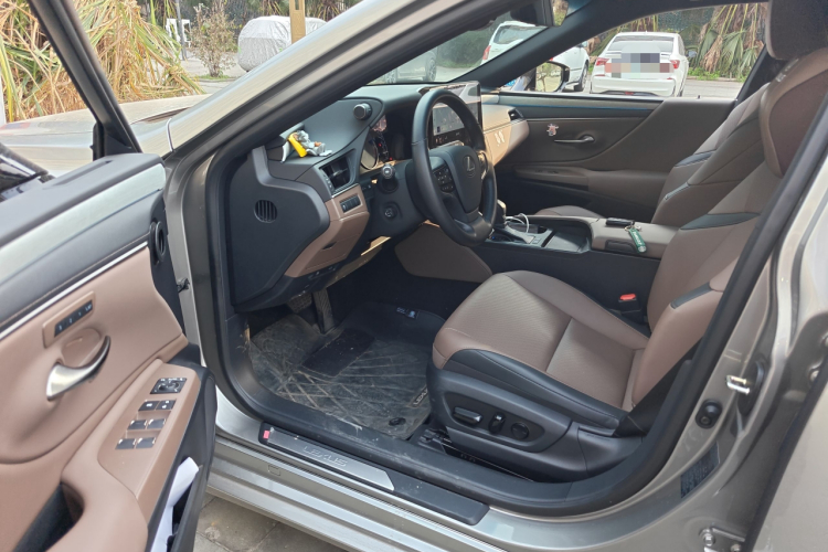 雷克萨斯ES 2025款 200 臻享版中控内饰20