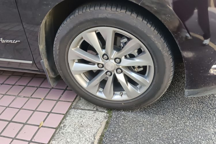 别克GL8 2020款 Avenir艾维亚 七座亲礼版车身外观10