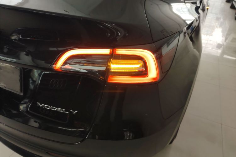 特斯拉 Model Y 2021款 标准续航后驱版车身外观9