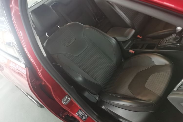 福特 福克斯 2015款 三厢 EcoBoost 180 自动精英型局部细节41