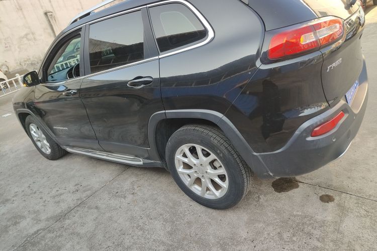 Jeep 自由光 2017款 2.0L 优越版车身外观4