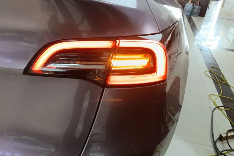 特斯拉 Model Y 2023款 后轮驱动版车身外观9