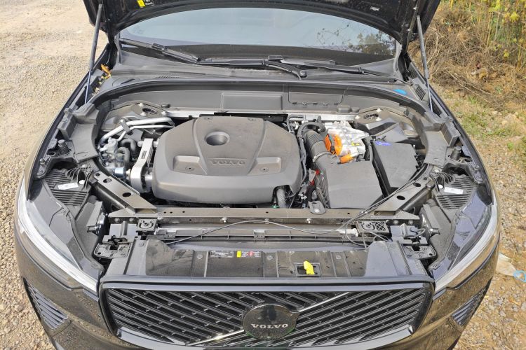 沃尔沃XC60新能源 2026款 插电式混动 长续航四驱智远极夜黑版机舱底盘24