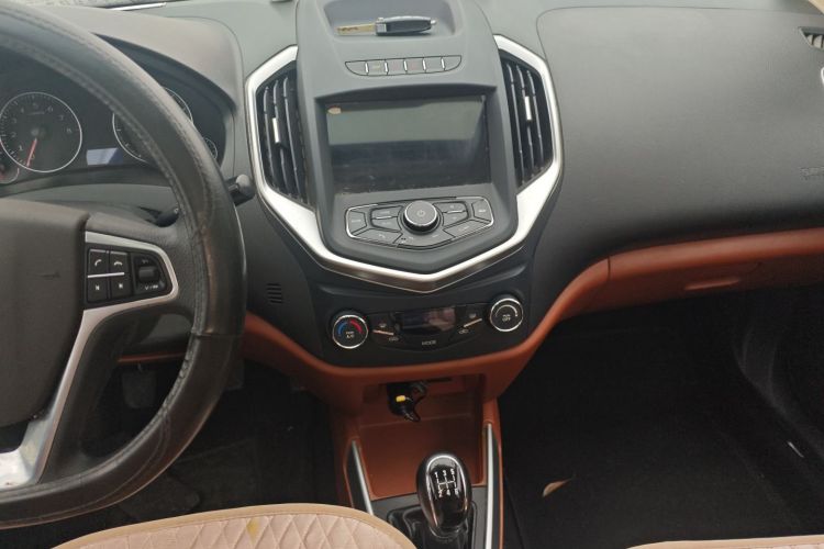 吉利汽车 金刚 2016款 1.5L 手动精英型中控内饰16