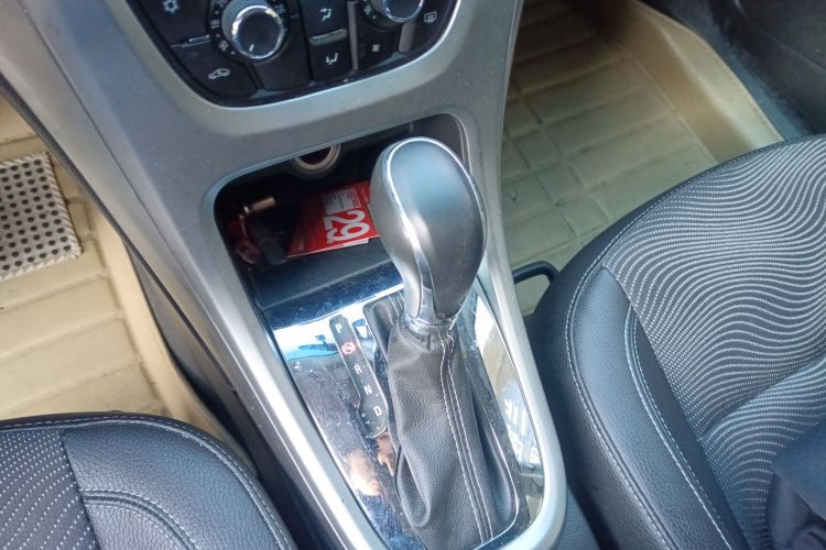 别克 英朗 2014款 XT 1.6L 自动时尚版中控内饰18